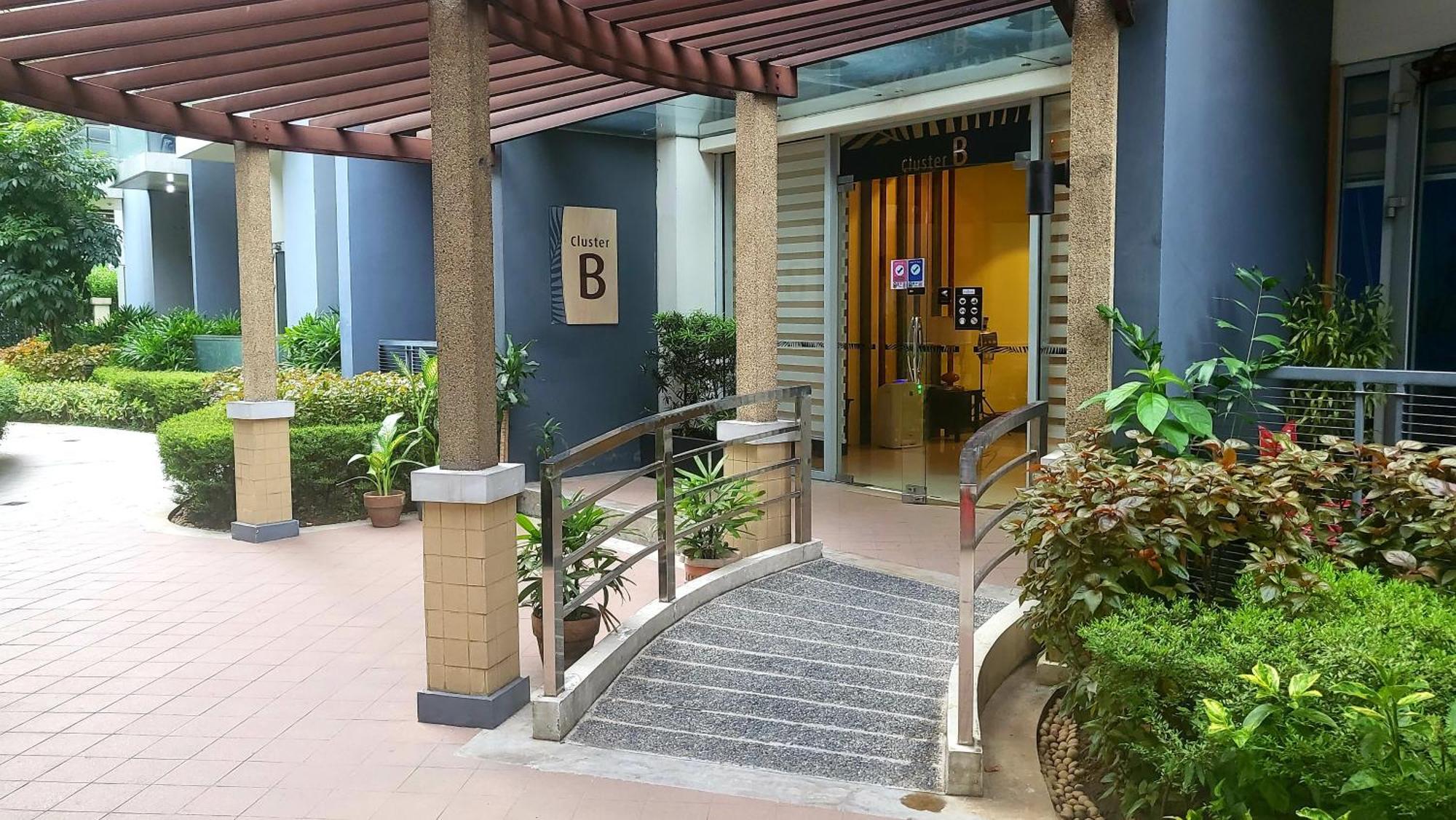 One Palm Tree Villas Condominium - Studio 7Th Fl With Balcony - Across Terminal 3 Airport Pasay Exterior photo
