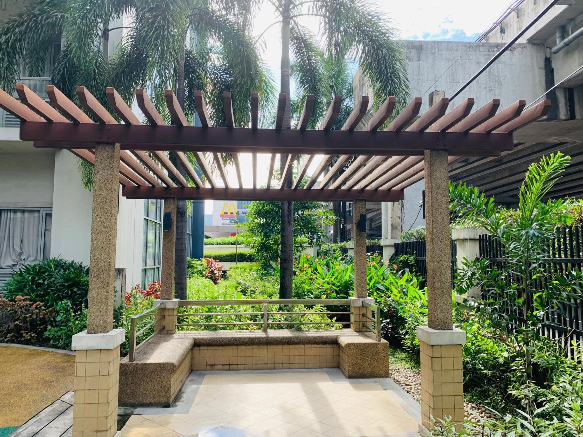 One Palm Tree Villas Condominium - Studio 7Th Fl With Balcony - Across Terminal 3 Airport Pasay Exterior photo