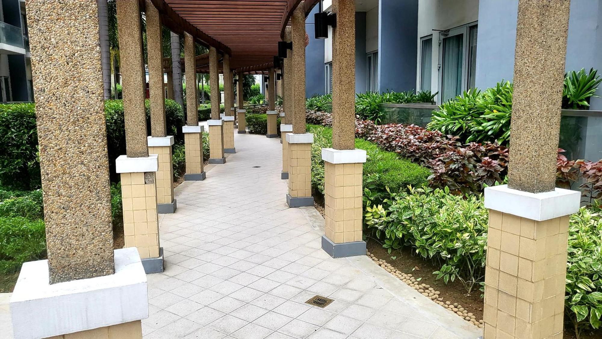 One Palm Tree Villas Condominium - Studio 7Th Fl With Balcony - Across Terminal 3 Airport Pasay Exterior photo