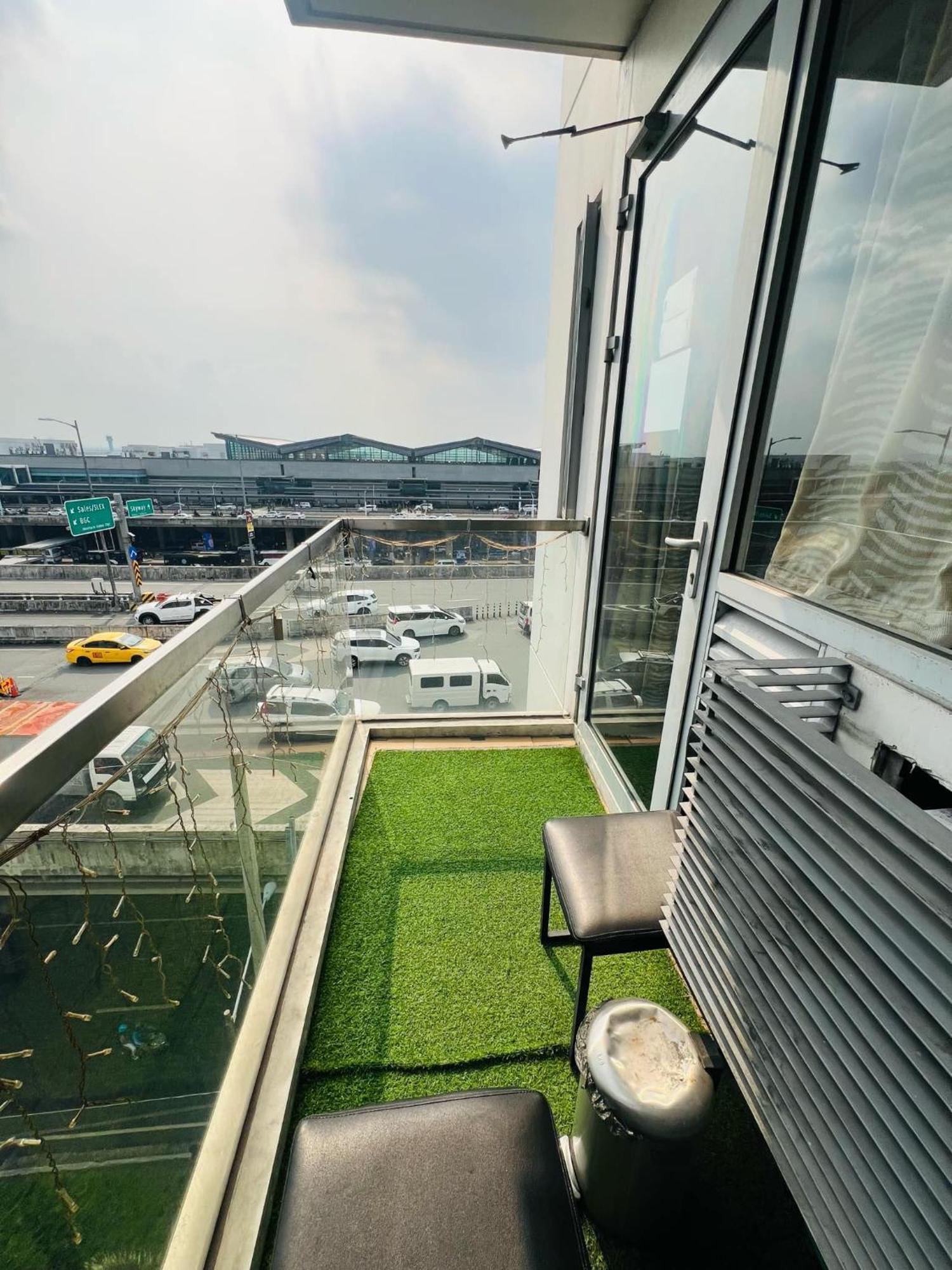 One Palm Tree Villas Condominium - Studio 7Th Fl With Balcony - Across Terminal 3 Airport Pasay Exterior photo